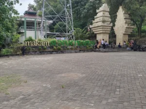 Ziarah di Makam Sunan Prapen Gresik, Pelantik Raja-raja Islam Nusantara