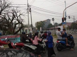 Ajak Masyarakat Sadar Bahaya Kabut Asap, PMII SIngkawang Bagikan Masker Gratis