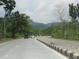 Wisata Ziarah dan Berdoa di Makam Mbah Wali Putih Sentul Alas Roban