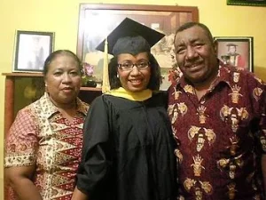 Kisah Inspiratif Fisikawan Wanita Pertama Asal Papua
