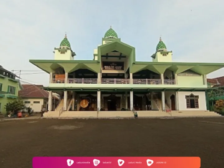 Ziarah di Makam KH. Bisri Syansuri, Masyayikh Pesantren Mamba'ul Ma'arif Jombang