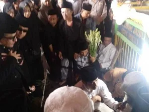 Cerita Seorang Tim Ambulance Mengenai Jenazah Istri Gus Miek yang Wangi