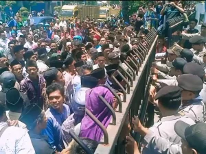 Jagoan Tidak Lolos Cakades, Warga Demo DPRD Sumenep