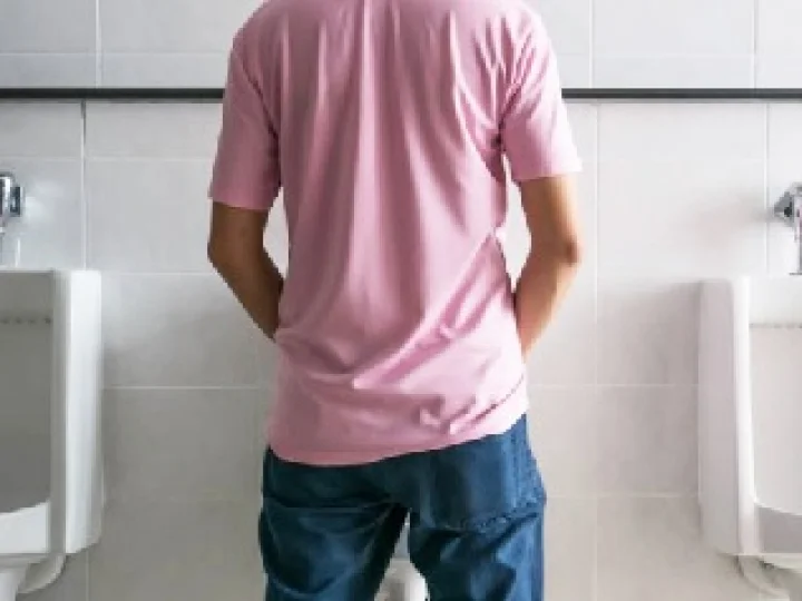 Kencing Berdiri Atau Duduk?