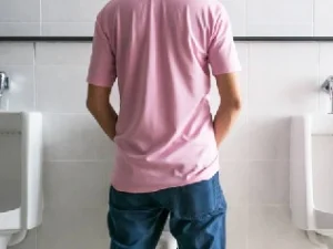 Kencing Berdiri Atau Duduk?