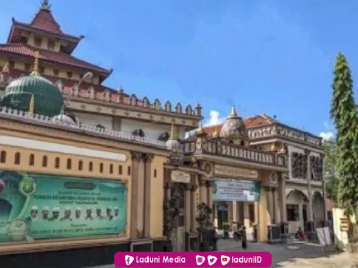 Ziarah di Makam KH. Ali Shodiq Umman, Muassis Pesantren Hidayatul Mubtadi'enTulungagung