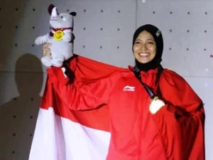 Wanita Berjilbab Pecahkan Rekor Dunia Panjat Dinding