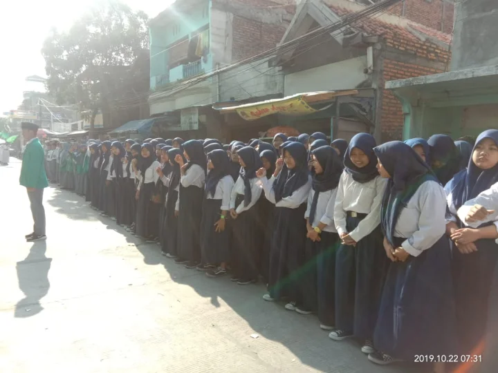 Penuh Semangat, Ratusan Santri Ikuti Upacara HSN di Ponpes Al Miftahiyah