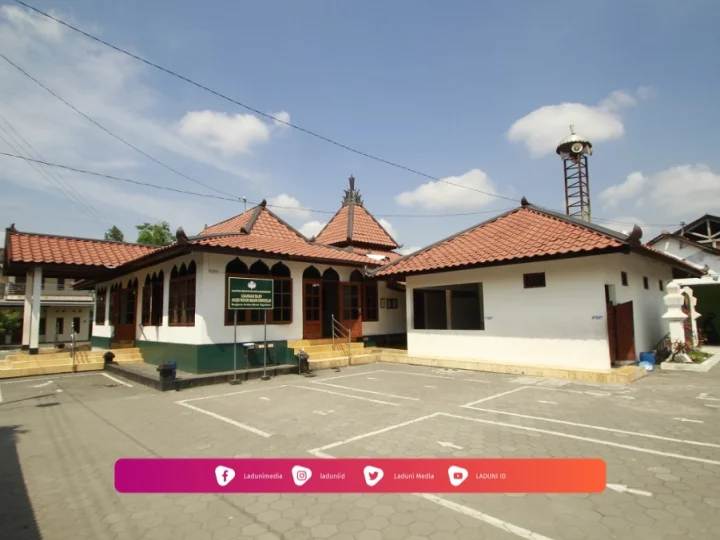 Ziarah di Makam KH. Warson Munawwir, Pengarang Kamus Al-Munawwir