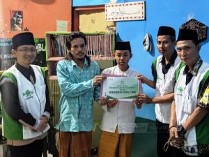 NU Care-LAZISNU Beri Bantuan pada Santri yang ‘Ramal’ Prabowo Jadi Menteri