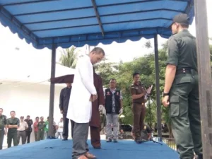 Terbukti Mesum, Oknum Anggota MPU Kab Aceh Besar Dihukum Cambuk