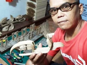 Tak Disangka, Kreativitas Pria Ini Mampu Ubah Pelepah Pisang Jadi Dolar