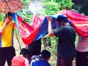 Viral, Foto Mahasiswa Non Muslim Lindungi Temannya dari Hujan Saat Shalat