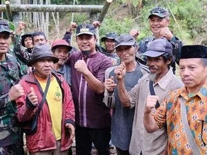 Kisah Heroik Kakek Samsul Kikis Gunung Sendirian Demi Jalan Desa