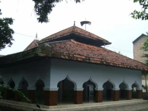 Wisata Ziarah dan Bertawassul di Makam KH. M. Abdul Aziz Manshur Jombang