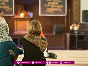 Jangan Merendahkan Wanita yang Tidak Berpakaian Islami