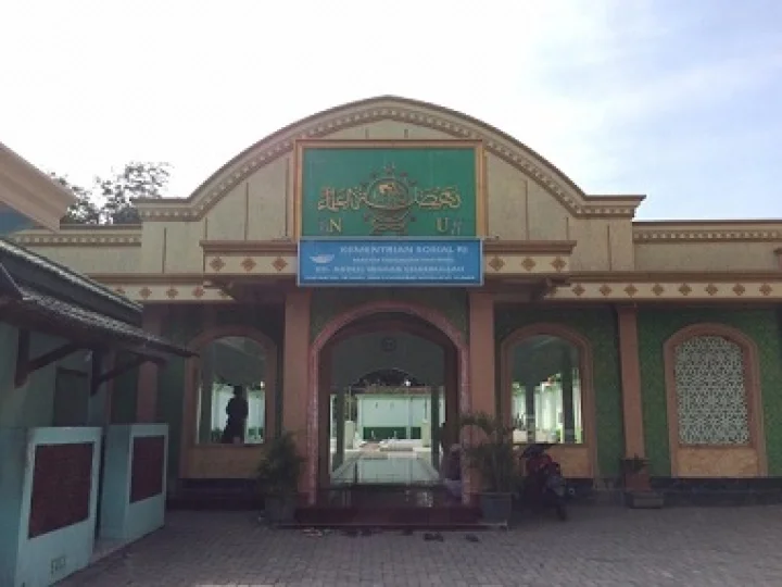 Wisata Religi dan Berdoa di Makam KH. Hasbullah Said Tambakberas
