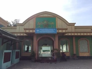 Wisata Religi dan Berdoa di Makam KH. Hasbullah Said Tambakberas
