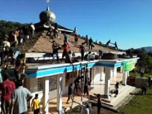 Umat Islam dan Katolik di Desa Horinara Gotong Royong Bangun Masjid