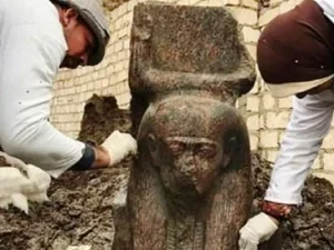 Pemerintah Mesir Tunjukkan Penemuan Patung Fir’aun yang Langka