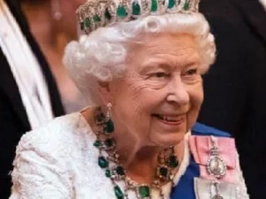 Dipakai di Resepsi Diplomatik, Kalung Zamrud Ratu Elizabeth II Jadi Perhatian