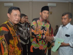 Bantu Pembudidaya Ikan di Giligenting, Pemkab Sumenep Serahkan Sertifikat Hak Tanah