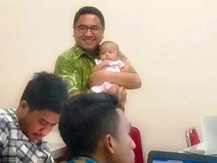 Viral Foto Mengajar Sambil Gendong Bayi, Nitizen: 200 Jempol untuk Bapak
