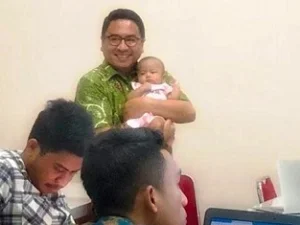 Viral Foto Mengajar Sambil Gendong Bayi, Nitizen: 200 Jempol untuk Bapak