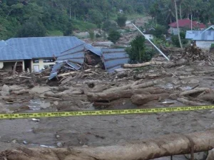 Bantu Korban Bandang Solok, Kemensos Salurkan Rp1,6 Miliar