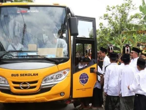 Tingkatkan SDM, Kemenhub Bagikan 200 Bus Sekolah ke Pesantren se-Indonesia