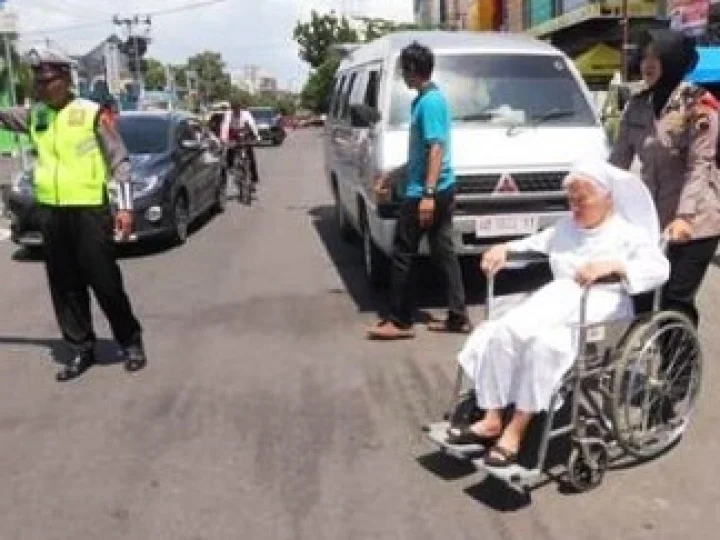 Momen Indah Saat Polwan Berhijab Bantu Suster Menuju Gereja