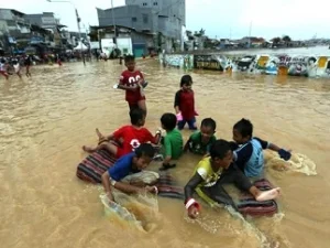 Ini Bahayanya Jika Anak Kecil Bermain Air Banjir