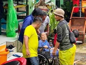 Santri Siaga LPBINU DKI Jakarta Dirikan 6 Pos Bantu Evakuasi Korban Banjir