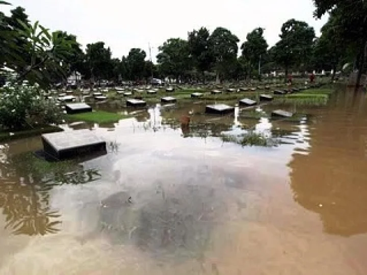 Cara Tepat Menguburkan Jenazah Ketika Tanah Tergenang Banjir