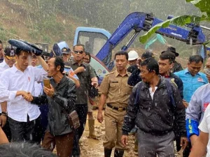 Jokowi Tinjau Penanganan Bencana Banjir di Sukajaya Bogor