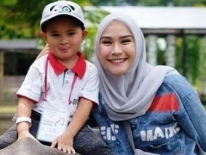 Akibat Gadget, Anak Zaskia Mecca Sakit Kepala Parah dan Muntah