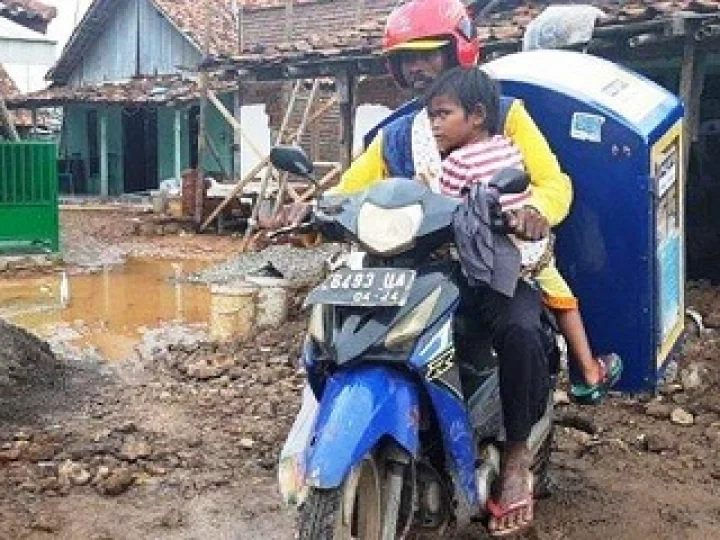 Perjuangan Tarmuji Jualan Roti Keliling Bersama Putrinya yang Lumpuh