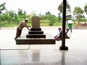 Istri Lancar Melahirkan karena Berkah Ziarah dan Tawassul ke Habib Keling