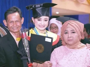Kisah Noviana, Dulu Pengamen Sering Ditangkap Satpol PP Kini Wisudawan Terbaik Unair