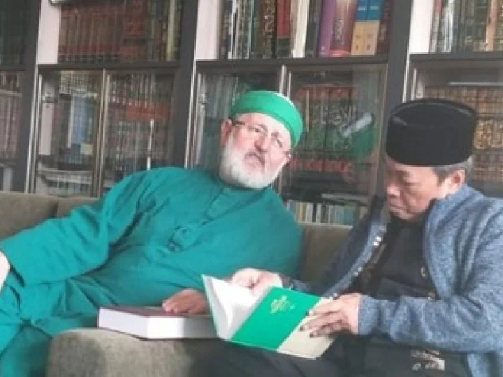 Cucu Syekh Abdul Qadir Jailani Perlihatkan Kain Kiswah pada Kiai Musthofa Aqil