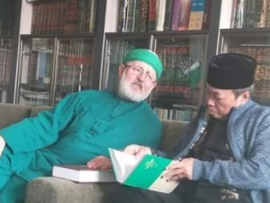 Cucu Syekh Abdul Qadir Jailani Perlihatkan Kain Kiswah pada Kiai Musthofa Aqil