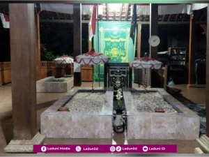 Ziarah di Makam KH. Muhammad Muslim Rifai Imampuro (Mbah Liem), Guru Spiritual Gus Dur