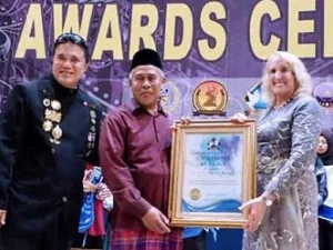 Aktif Suarakan Perdamaian, KH Marzuki Mustamar Raih Vision of Peace Awards