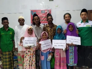Pemberian Hadiah pada Siswa Berprestasi di Madrasah Diniyyah Al-Ibriz Iru Nigeiyah