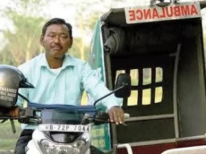 Orang India Ini Rela Jadi Ojek Ambulan Gratis untuk 4000 Orang di 20 Desa