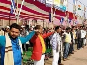 Lelaki Hindu Pembenci Permusuhan di India Jadi ‘Pagar’ Bagi Muslim yang Shalat Jumat