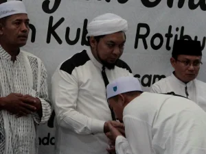 KHR. Azaim Ibrahimy: Kedengkian menjadi Penghalang Turunnya Rahmat Allah