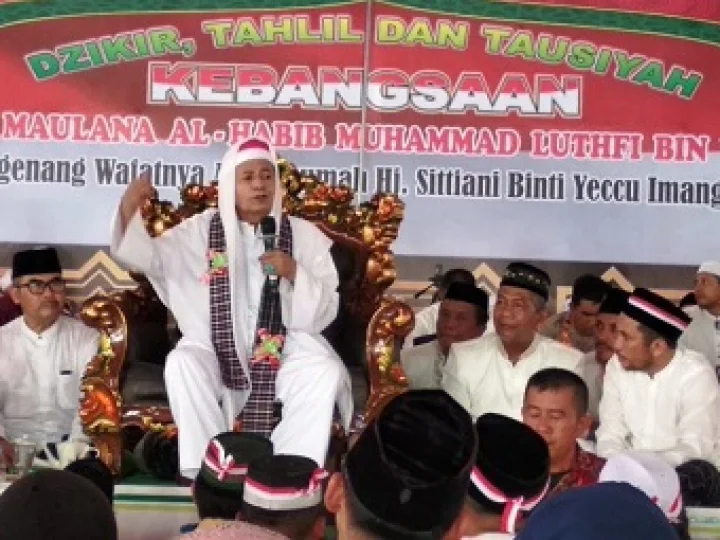 Habib Luthfi bin Yahya Dianugerahi Gelar Tau Pia Tongang Loa