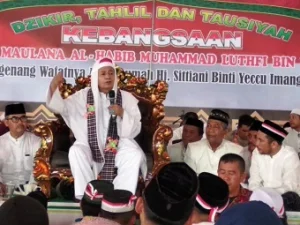 Habib Luthfi bin Yahya Dianugerahi Gelar Tau Pia Tongang Loa