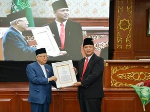 Wapres KMA Dapat Gelar 